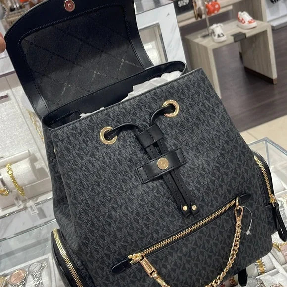 Michael Kors Jet Set Large Logo Backpack
Black 
NWT - Picture 12 of 16